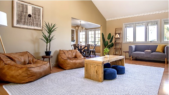 Calm living room setup in Mission Connection’s Blue Lantern facility, where therapy for social media breaks happens.
