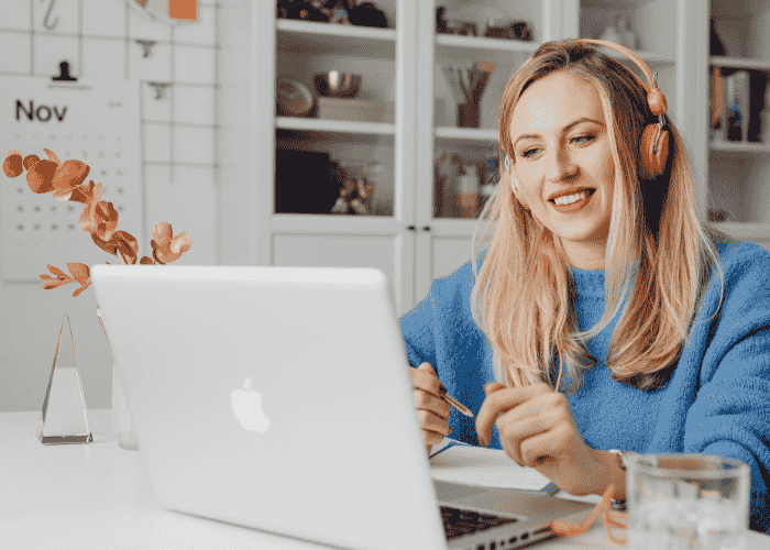 woman at desk working smiling because she is no longer experiencing memory loss and brain fog in adults
