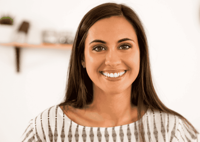 Woman smiling after receiving treatment for black and white thinking in adults