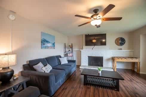 One of Mission Connection’s California facilities, featuring a warm and welcoming living room for psychosis treatment.