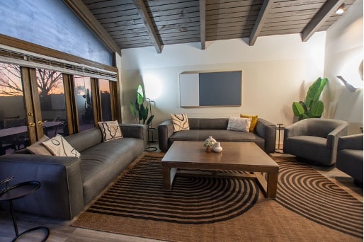 Mission Connection outpatient mental health facility with a welcoming reception area designed for adults seeking trauma-focused therapy and support.