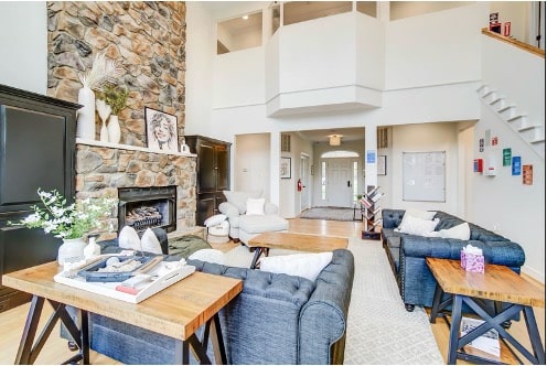 Bright open living room at a Mission Connection outpatient mental health treatment center for adults.